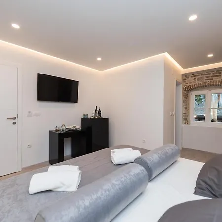 10 Heritage Apartment